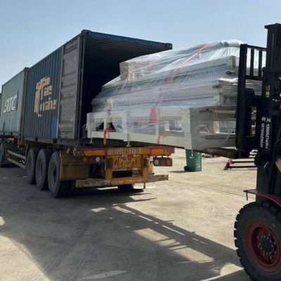 Horizontal edging machine