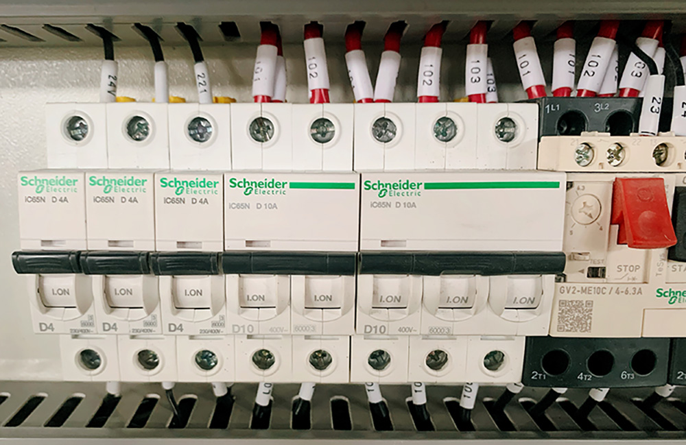 قطع الزجاج بالليزر حسب الطلب